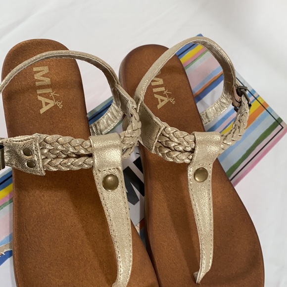 MIA Shoes Girls Rileyy Gold Flat Sandals Size 3M - Picture 2 of 5